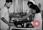 Immagine di Internamento giapponese ospedale cucina dietetica Santa Anita California USA, 1942, secondo 49 filmato di repertorio 65675046928