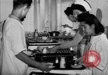 Immagine di Internamento giapponese ospedale cucina dietetica Santa Anita California USA, 1942, secondo 50 filmato di repertorio 65675046928