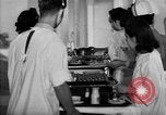 Immagine di Internamento giapponese ospedale cucina dietetica Santa Anita California USA, 1942, secondo 51 filmato di repertorio 65675046928