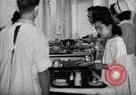Immagine di Internamento giapponese ospedale cucina dietetica Santa Anita California USA, 1942, secondo 52 filmato di repertorio 65675046928