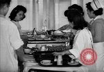 Immagine di Internamento giapponese ospedale cucina dietetica Santa Anita California USA, 1942, secondo 53 filmato di repertorio 65675046928