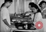 Immagine di Internamento giapponese ospedale cucina dietetica Santa Anita California USA, 1942, secondo 54 filmato di repertorio 65675046928
