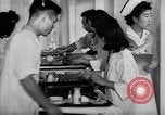 Immagine di Internamento giapponese ospedale cucina dietetica Santa Anita California USA, 1942, secondo 56 filmato di repertorio 65675046928