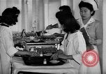 Immagine di Internamento giapponese ospedale cucina dietetica Santa Anita California USA, 1942, secondo 61 filmato di repertorio 65675046928