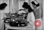 Immagine di Internamento giapponese ospedale cucina dietetica Santa Anita California USA, 1942, secondo 62 filmato di repertorio 65675046928