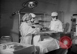 Immagine di Internamento giapponese del team di chirurgia Santa Anita California USA, 1942, secondo 10 filmato di repertorio 65675046929