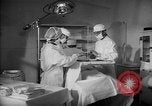 Immagine di Internamento giapponese del team di chirurgia Santa Anita California USA, 1942, secondo 14 filmato di repertorio 65675046929