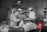 Immagine di Internamento giapponese del team di chirurgia Santa Anita California USA, 1942, secondo 15 filmato di repertorio 65675046929