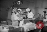Immagine di Internamento giapponese del team di chirurgia Santa Anita California USA, 1942, secondo 16 filmato di repertorio 65675046929