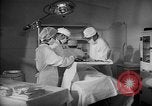 Immagine di Internamento giapponese del team di chirurgia Santa Anita California USA, 1942, secondo 18 filmato di repertorio 65675046929
