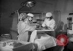 Immagine di Internamento giapponese del team di chirurgia Santa Anita California USA, 1942, secondo 19 filmato di repertorio 65675046929