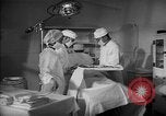 Immagine di Internamento giapponese del team di chirurgia Santa Anita California USA, 1942, secondo 20 filmato di repertorio 65675046929