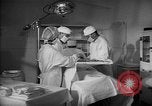 Immagine di Internamento giapponese del team di chirurgia Santa Anita California USA, 1942, secondo 21 filmato di repertorio 65675046929