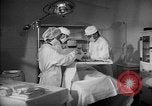 Immagine di Internamento giapponese del team di chirurgia Santa Anita California USA, 1942, secondo 23 filmato di repertorio 65675046929