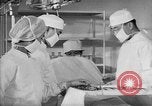 Immagine di Internamento giapponese del team di chirurgia Santa Anita California USA, 1942, secondo 27 filmato di repertorio 65675046929
