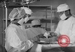 Immagine di Internamento giapponese del team di chirurgia Santa Anita California USA, 1942, secondo 28 filmato di repertorio 65675046929