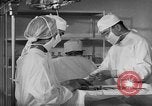 Immagine di Internamento giapponese del team di chirurgia Santa Anita California USA, 1942, secondo 29 filmato di repertorio 65675046929