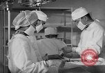 Immagine di Internamento giapponese del team di chirurgia Santa Anita California USA, 1942, secondo 30 filmato di repertorio 65675046929