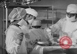 Immagine di Internamento giapponese del team di chirurgia Santa Anita California USA, 1942, secondo 31 filmato di repertorio 65675046929