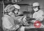 Immagine di Internamento giapponese del team di chirurgia Santa Anita California USA, 1942, secondo 32 filmato di repertorio 65675046929