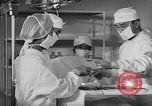 Immagine di Internamento giapponese del team di chirurgia Santa Anita California USA, 1942, secondo 33 filmato di repertorio 65675046929