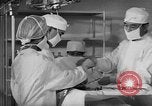 Immagine di Internamento giapponese del team di chirurgia Santa Anita California USA, 1942, secondo 37 filmato di repertorio 65675046929