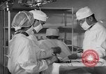 Immagine di Internamento giapponese del team di chirurgia Santa Anita California USA, 1942, secondo 38 filmato di repertorio 65675046929