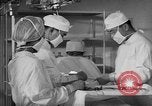 Immagine di Internamento giapponese del team di chirurgia Santa Anita California USA, 1942, secondo 39 filmato di repertorio 65675046929