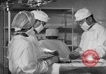 Immagine di Internamento giapponese del team di chirurgia Santa Anita California USA, 1942, secondo 40 filmato di repertorio 65675046929