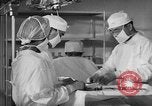 Immagine di Internamento giapponese del team di chirurgia Santa Anita California USA, 1942, secondo 41 filmato di repertorio 65675046929