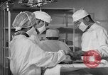 Immagine di Internamento giapponese del team di chirurgia Santa Anita California USA, 1942, secondo 42 filmato di repertorio 65675046929