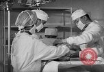 Immagine di Internamento giapponese del team di chirurgia Santa Anita California USA, 1942, secondo 43 filmato di repertorio 65675046929