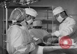Immagine di Internamento giapponese del team di chirurgia Santa Anita California USA, 1942, secondo 45 filmato di repertorio 65675046929