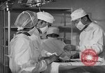 Immagine di Internamento giapponese del team di chirurgia Santa Anita California USA, 1942, secondo 47 filmato di repertorio 65675046929