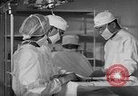Immagine di Internamento giapponese del team di chirurgia Santa Anita California USA, 1942, secondo 48 filmato di repertorio 65675046929
