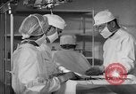 Immagine di Internamento giapponese del team di chirurgia Santa Anita California USA, 1942, secondo 49 filmato di repertorio 65675046929