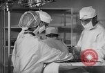 Immagine di Internamento giapponese del team di chirurgia Santa Anita California USA, 1942, secondo 52 filmato di repertorio 65675046929