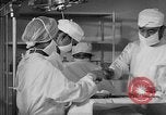 Immagine di Internamento giapponese del team di chirurgia Santa Anita California USA, 1942, secondo 53 filmato di repertorio 65675046929