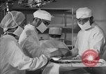 Immagine di Internamento giapponese del team di chirurgia Santa Anita California USA, 1942, secondo 58 filmato di repertorio 65675046929