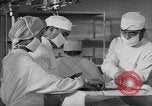Immagine di Internamento giapponese del team di chirurgia Santa Anita California USA, 1942, secondo 59 filmato di repertorio 65675046929