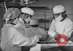 Immagine di Internamento giapponese del team di chirurgia Santa Anita California USA, 1942, secondo 60 filmato di repertorio 65675046929