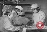 Immagine di Internamento giapponese del team di chirurgia Santa Anita California USA, 1942, secondo 61 filmato di repertorio 65675046929
