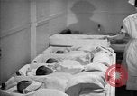 Immagine di Internamento giapponese centro vivaio per neonati Santa Anita California USA, 1942, secondo 18 filmato di repertorio 65675046931