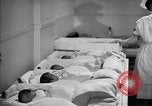 Immagine di Internamento giapponese centro vivaio per neonati Santa Anita California USA, 1942, secondo 21 filmato di repertorio 65675046931
