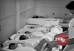 Immagine di Internamento giapponese centro vivaio per neonati Santa Anita California USA, 1942, secondo 26 filmato di repertorio 65675046931