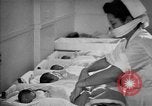 Immagine di Internamento giapponese centro vivaio per neonati Santa Anita California USA, 1942, secondo 27 filmato di repertorio 65675046931