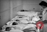 Immagine di Internamento giapponese centro vivaio per neonati Santa Anita California USA, 1942, secondo 43 filmato di repertorio 65675046931