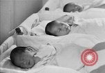 Immagine di Internamento giapponese centro vivaio per neonati Santa Anita California USA, 1942, secondo 48 filmato di repertorio 65675046931