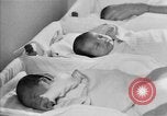 Immagine di Internamento giapponese centro vivaio per neonati Santa Anita California USA, 1942, secondo 49 filmato di repertorio 65675046931