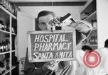Immagine di Giapponese centro di internamento farmacia ospedaliera Santa Anita California USA, 1942, secondo 3 filmato di repertorio 65675046932